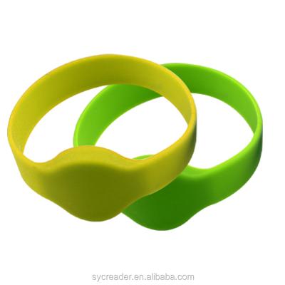 China Cheap festival OEM rfid 125khz SI 13.56mhz UHF silicone nfc card wrist band rfid rubber wristband for sale