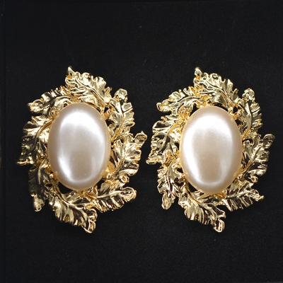 China 2021 New Personality Exaggerated Golden Pearl Elegant Charming Earrings Metal Stud Earrings Fashion Female Earrings Jewelry Wholesale for sale