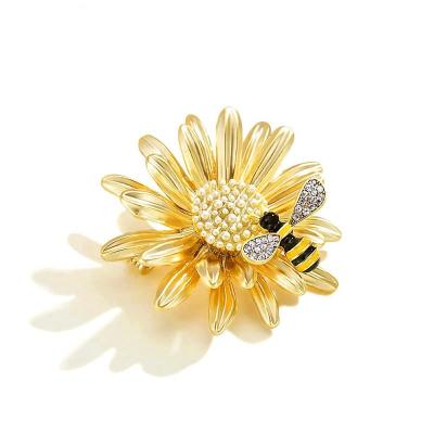 China Korean Fashion Chic Matte Brooches Accessories Daisy Bee Brooch Women Soft ALLOY for sale