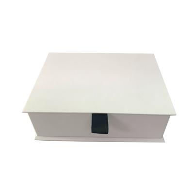 China Recycled Materials Paperboard Packaging Magnetic Gift Box With Ribbon Lift for sale