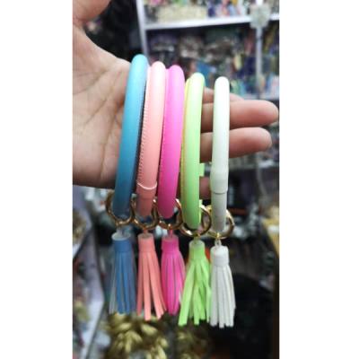 China Big Ring Key Ring Silicone Key Chain Bracelet Rubber Tassel Leather Glow-in-the-Dark Wristband Bracelet Key Chain for sale