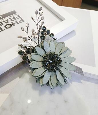 China New Luxury Korean Version Cartoon Lace Up Retro Style Brooch Crystal Daisy Flower Brooch Headwear Luxury Brooch for sale