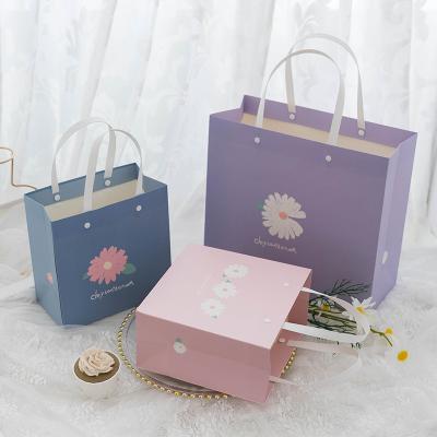 China New arrival luxury hot stamping cardboard paper bags with rope for wedding Te koop