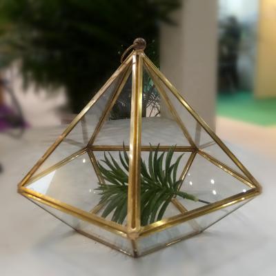 China New classic/postmodern glass vase pattern hanging decorative geometric mini greenhouse for sale