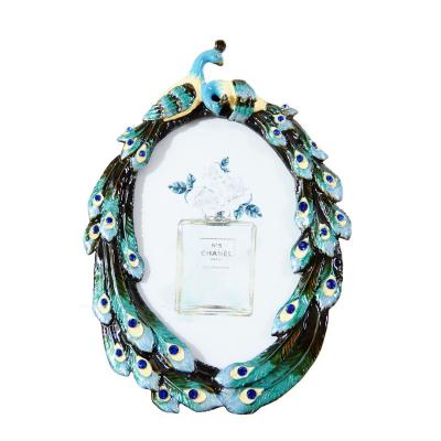 China Europe Resin Oval Baroque Peacock Fashion Photo Frame Animal Resin Table Home Decoration for sale