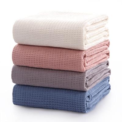 China 100% Wearable Anti-Static White Cotton Blanket Woven Adults Waffle Towel Comforter Gauze Blanket for sale