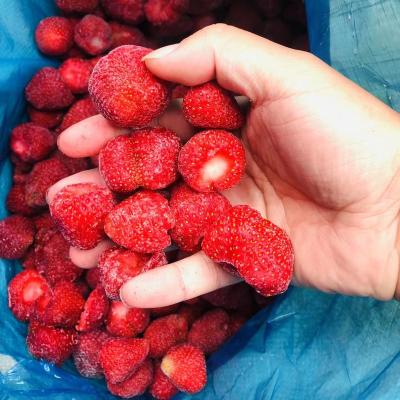 China FROZEN Cultivation Healthy Sweet Deep Red Frozen Strawberries Retail / Bulk 10kg Pack for sale