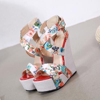 China 2021 breathable European and American silk heel slope comfortable printing exhibition t-table sandals are made of 40 yards for sale