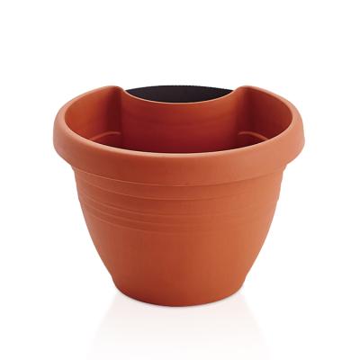 China Modern Outdoor Garden Decor Wall Hanging Planter Plastic Flower Pots for sale