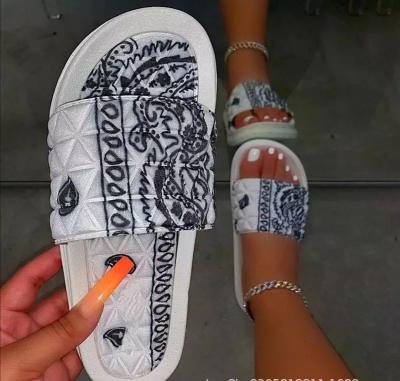 China CUSHIONING European and American style thick-soled women's large size flat bottom slippers printed slippers for sale