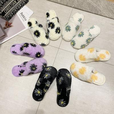 China Custom Made Women's Fur Fashion Fluffy Flat Slippers Anti-slippery Slippers Home Bedroom Slippers for sale