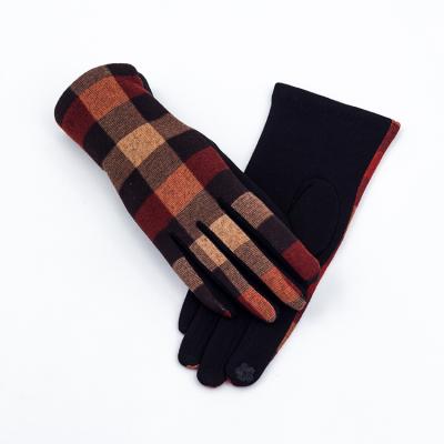 China Fashion Plaid Plaid Plain Gloves Women Winter Colorful Elegant Touch Screen Micro Velvet Gloves For Women for sale