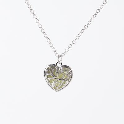 China Wholesale Fashion Cute Glow In The Dark Luminous Creative Heart Pendant Necklace for sale