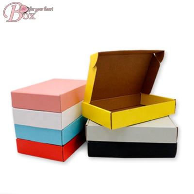 China Custom Color Handmade Printed Corrugated Cardboard Mailing Box Gift Clothes Square Packaging Box for sale