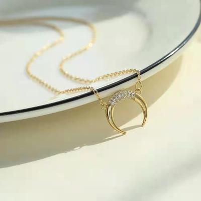 China Fashion Jewelry Retro Moon Cubic Zirconia Clavicle Necklace Women's Fashion Jewelry Copper Plated Crescent Pendant Necklace for sale