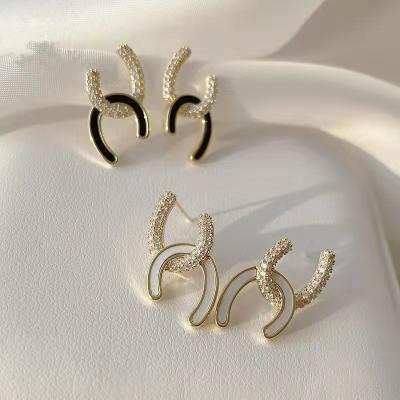 China Charm Personality Female Fashion Temperament Jewelry Fashion Temperament Earrings Designer Simple And Soft Each Other's Earrings for sale