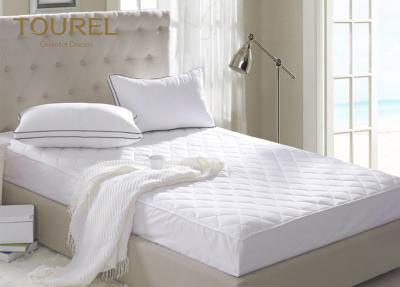 China Queen Size Hotel Mattress Protector White Color Anti - Microbial For 3 Star Hotel for sale