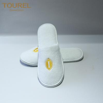 China Spa Hotel Guest Disposable Hotel Slippers Closed Toe Coral Fleece Material for sale