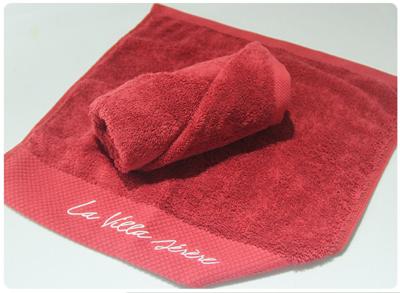 Chine Serviette réglée de Bath de serviette de main de serviette de visage de serviette de Bath de couleur rouge pour la plage de station thermale d'hôtel à vendre