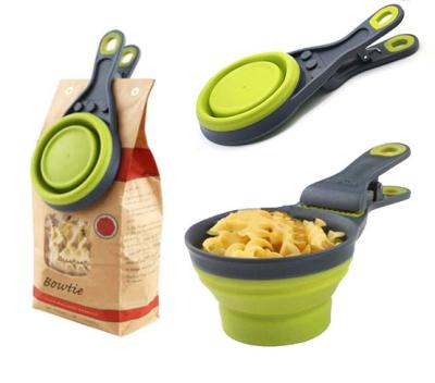 China Viable Measuring Cup With Sealing Clip Cat Folded Collapsible Measure Food Dog Spoon for sale