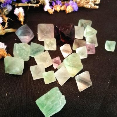 China Healing Quartz Crystal Chips China Minerals Fluorite Gemstones Natural Octahedral Colorful Green Purple Raw Beads Jewelry for sale