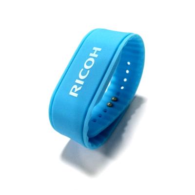 China Customized Waterproof / Waterproof Wristband Silicone Rfid Wristband For Swimming Poor for sale