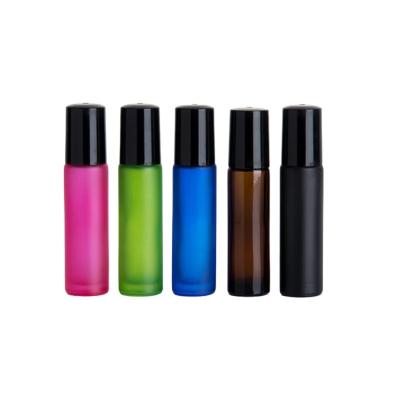 China De berijpte Flessen 5ml 7ml 8ml 10ml van het Etherische olieglas met Plastic Rolbal Te koop