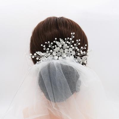 China Fashionable Elegant Flower Pearl Rhinestone Bride Hair Comb Wedding Veil Jewelry Hair Ornaments for sale