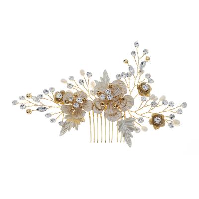 China Handmade Rhinestone Gold Flower With Pearl And Crystal Bridal Hairclip Headpieces Hair Comb For Wedding for sale