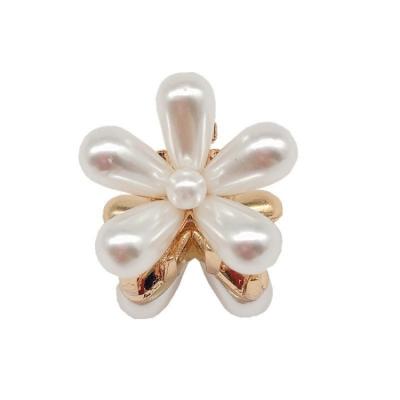 China Cute Favorable Price Crochet Daisy Flower Hairpin Mini Pearl Flower Girl Hairpin for sale