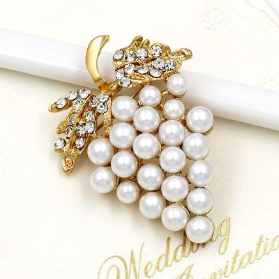 China 2022 ALLOY style fashion jewelry brooch pin Korean cute elegant fruit grape pearl brooches luxury women for sale