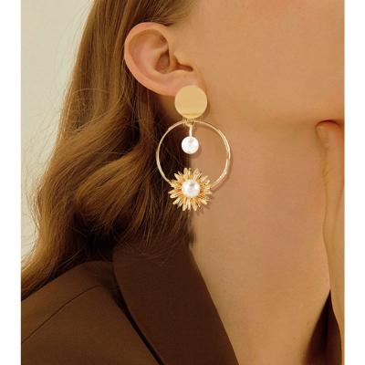 China Fashionable Korean designer earrings popular ladies gold pearl earings for women 2021 for sale