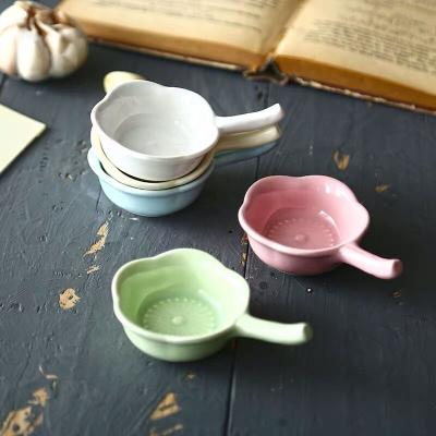 China Viable Ceramic Flower Shape Seasoning Dish Condiment Soy Sauce Side Dish Sauce Dish With Handle for sale