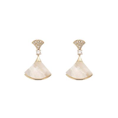 China TRENDY Ginkgo Leaves Fashion Jewelry Natural Fritillary Gold Plated Pearl Stud Earrings Women Trendy for sale