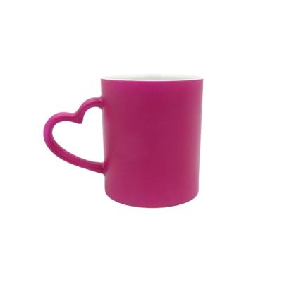 China Sublimation Viable Red Magic Ceramic Color Changing Heart Valentine Cup Rose Mug for sale