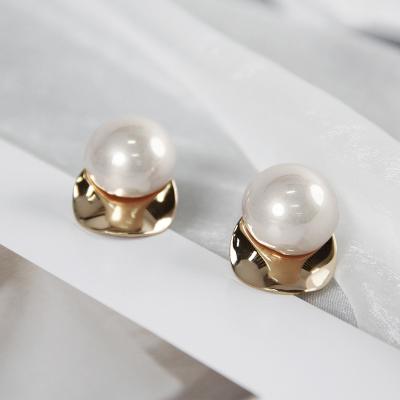 China Sweet Minimalist Pink Chunke Pearl Fashion Stud Earrings Romantic Irregular Glitter Stud Earrings For Women for sale