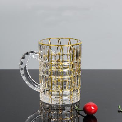 China Sustainable hot-wholesale large beer mug with decorative gold checkered pattern with handle for sale