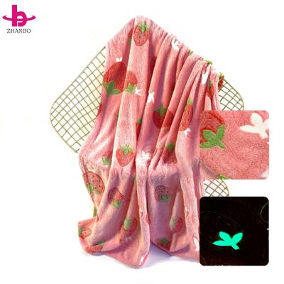 China Hot Sale PORTABLE Strawberry Blanket Glow in the Dark Flannel Baby Kids Fleece Fabric Polybag for sale