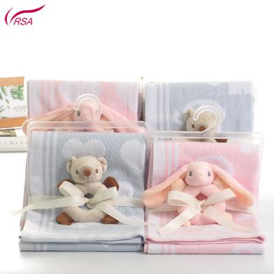 China Anti-pilling new design 2021 infant jacquard gift cotton cable knitted blanket throw baby wholesale wrap blanket with toy for sale