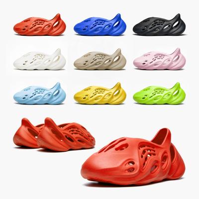 China Foam round runner kids nino sendals yeezy yeezys inspired slides kids baby slipped slipper boy toddler yezzy sandals dropshipping for sale