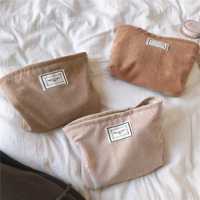 China El más moderno maquillaje de corduroy con cremallera bolsa de ropa de baño bolso de baño nuevo diseño 2021 en venta