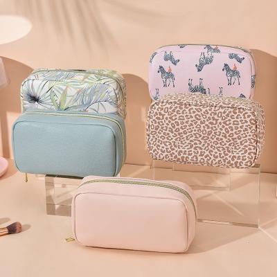 China Customized Color Private Label Makeup Bag with Waterproof Zipper Closure Design for sale