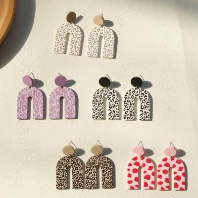 China OUYE Women CLASSIC Hawaiian Irregular Pattern Acrylic Earrings Stud Acetate Jewelry Wholesale Acrylic Earrings Round Drop Earrings for sale