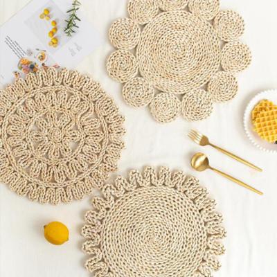 China 2144 Viable Handwoven Flower Shaped Casserole Environmentally Friendly Corn Husk Mat Heat Insulation Placemat for sale