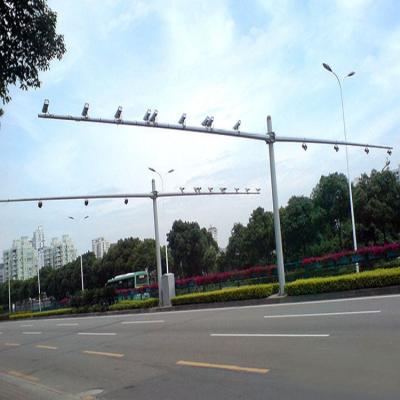 Cina 6.5 meter Hot Dip Galvanized Double Arm Steel Road Street Traffic Signal Lighting Pole And Road Camera Monitoring Pole in vendita