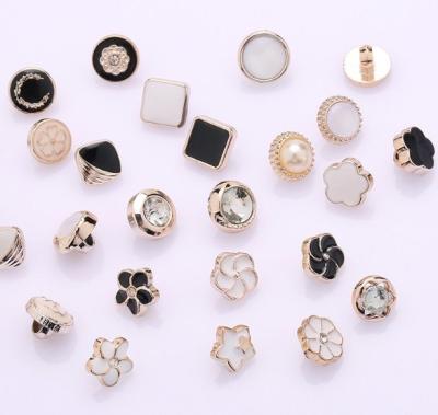 China Viable Wholesale Crystal Button Diamond Button High Quality Shell Buttons for sale