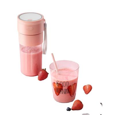 China High Quality Hand Easy Handling Mini Smoothies Fruit Juicer Machine Portable Electric Small Blender Travel Partner Juicer Cup for sale