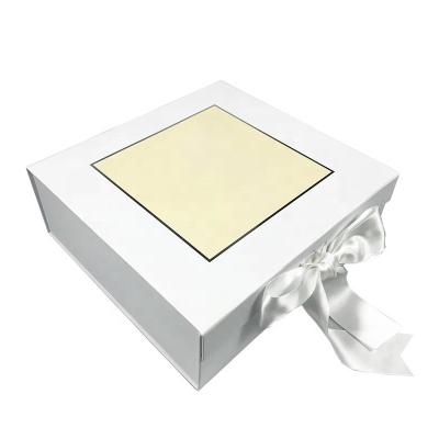 China Recycled Luxury Material Custom Large White Magnet Gift Packaging Box With Magnetic Lid for sale