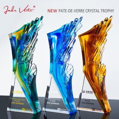 China Original Innovative Liuli Europe Eagle Trophy New Shape Crystal Design And Crystal Pate-De-Glass Trophy Nice Gift Souvenir for sale