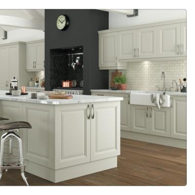 China Solid Wood Shaker Style Kitchen Cabinet White Modern Cupboard China Supplier for sale